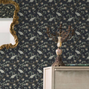 Carta da parati Gru tra pini e peonie su sfondo scuro