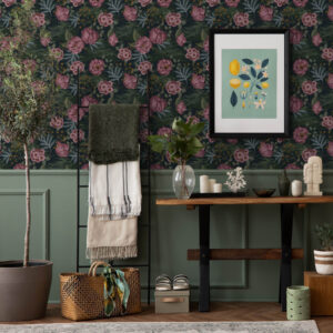 Carta da parati Flora scura con fiori e foglie rosa, sfondo intenso