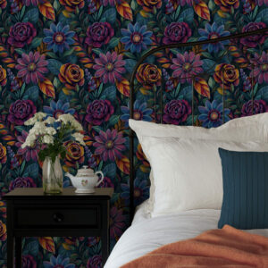 Carta da parati Fiori dai colori vivaci e brillanti su sfondo blu navy intenso
