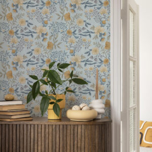 Carta da parati Fiori gialli e blu con foglie su sfondo azzurro cielo