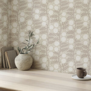 Carta da parati Steli beige con fiori bianchi soffici e morbidi puntini