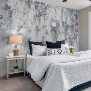 Carta da parati Rami grunge appesi di tendenza con fiori viola dai colori blu