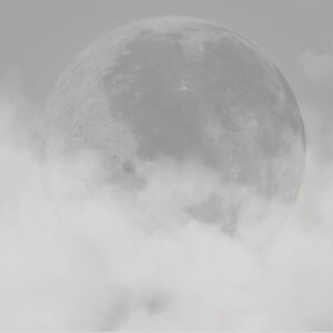 Carta da parati Grande luna tra le nuvole di stile loft di colore grigio