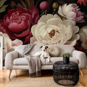 Carta da parati Un lussuoso bouquet di peonie e fiori nelle ricche tonalità del rosso, del rosa e del crema su uno sfondo scuro