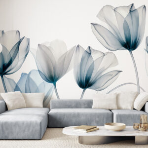 Carta da parati Fiori di tulipano blu e bianchi traslucidi con steli lunghi, su sfondo chiaro, arte floreale delicata e ricca di texture